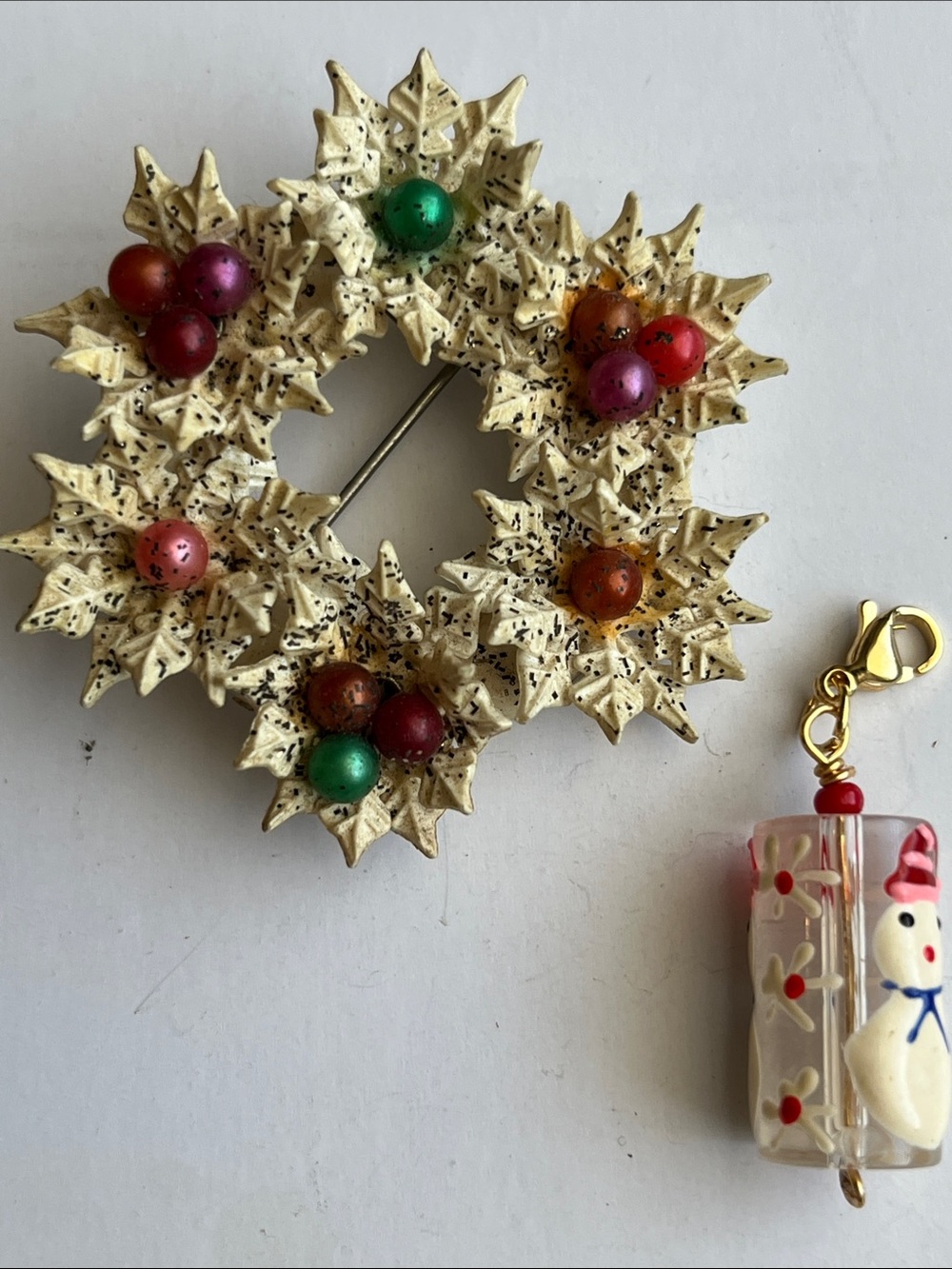 Vintage Gold-Tone Holiday Wreath Brooch with Multicolor Beads